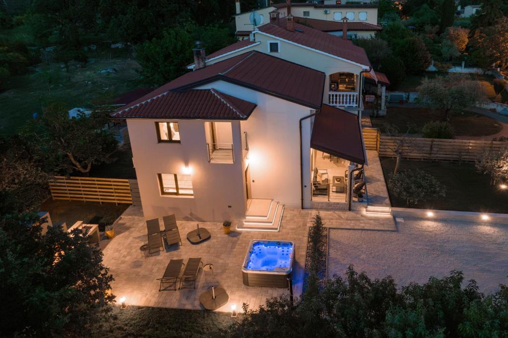 波雷奇Casa Pinia with outdoor jacuzzi的享有带游泳池的房屋的空中景致