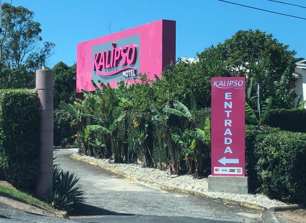 圣若泽Motel Kalipso的路旁的kwikkoz汽车旅馆的标志