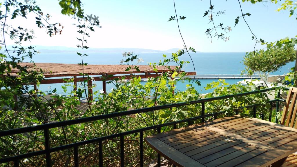 圣加利尼Loggia Two的阳台配有桌子,享有海景。