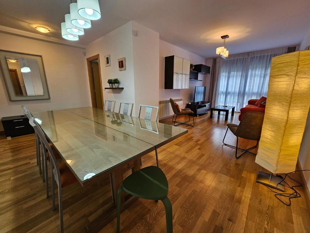 里瓦德塞利亚13B01 Apartamento con terraza y garaje的用餐室以及带桌椅的起居室。