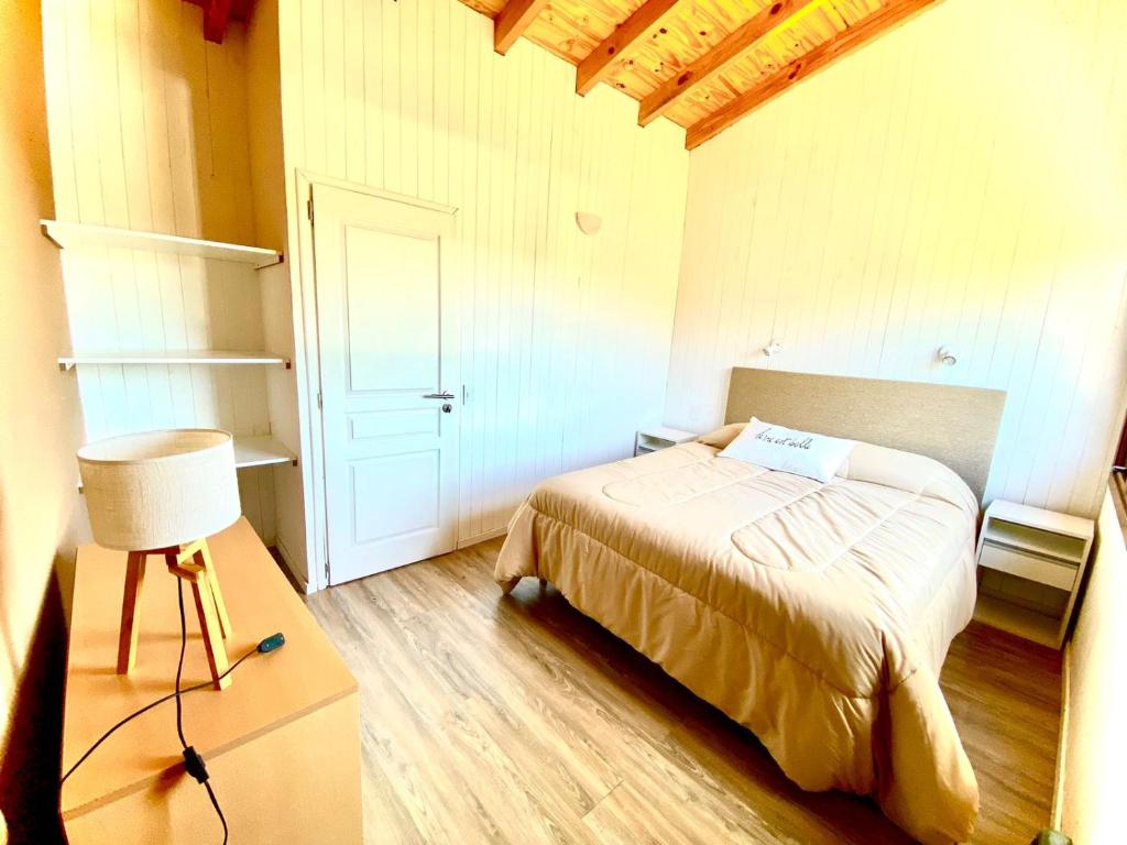 拉安戈斯图拉镇Departamentos Tres Maitenes的一间小卧室,配有床和白色的门