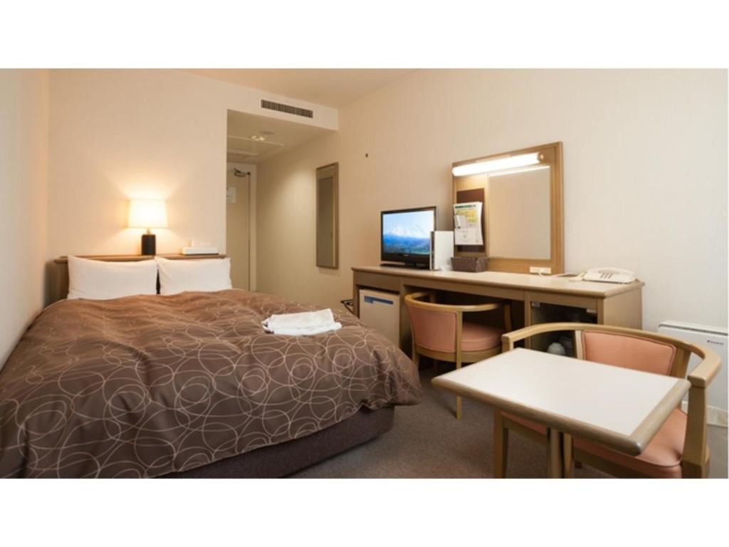 三原市Hotel Yassa - Vacation STAY 08818v的酒店客房带一张床、一张书桌和一面镜子