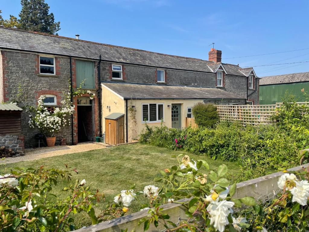 阿斯克Relaxing cottage in the beautiful Usk Valley的享有带庭院的房屋外部景致