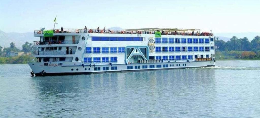 卢克索Sofia Nile Cruise Luxor To Aswan的一艘大船在一大片水面上