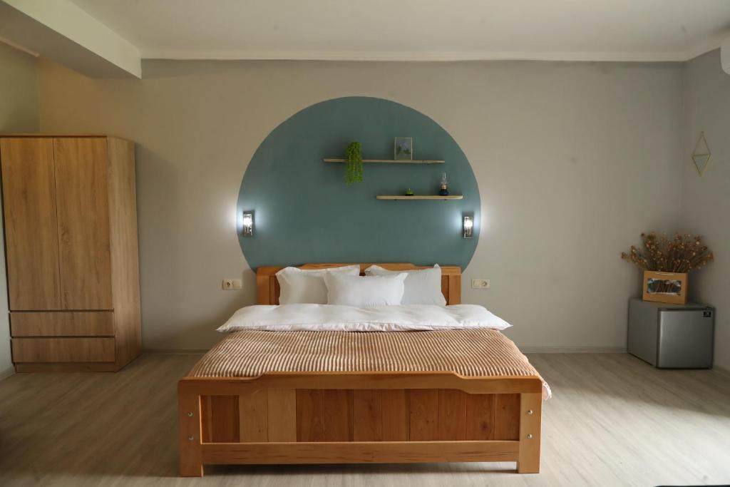 TʼianetʼihOlarooms N2的一间卧室设有一张蓝色墙壁的大床