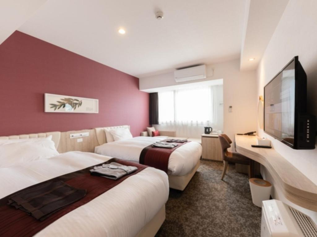 柏市Hotel Torifito Kashiwanoha - Vacation STAY 75948v的酒店客房设有两张床和一台平面电视。