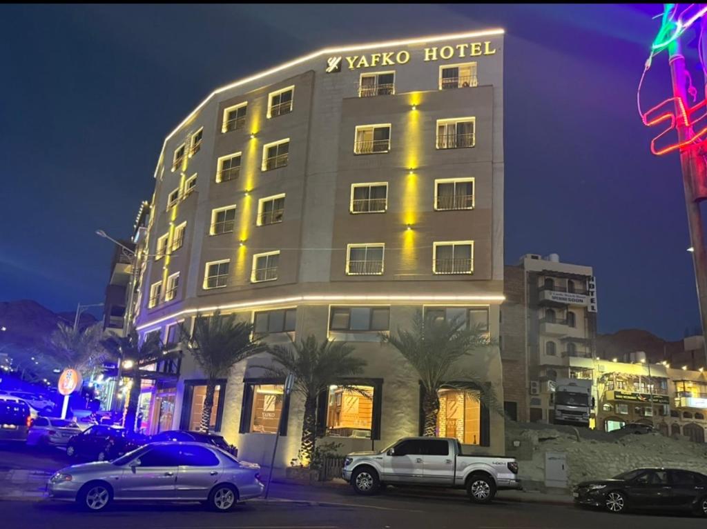 亚喀巴亚福克酒店的一家晚上停在酒店前面的汽车酒店