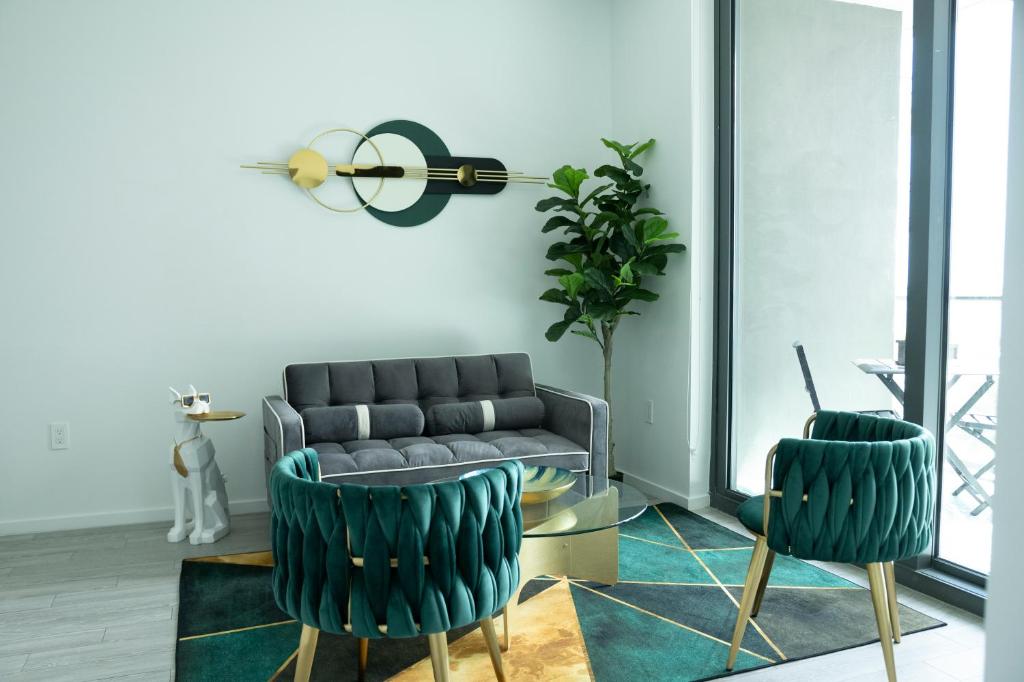 迈阿密Luxury 2'2 apartment brickell downtown的客厅配有沙发和两把椅子