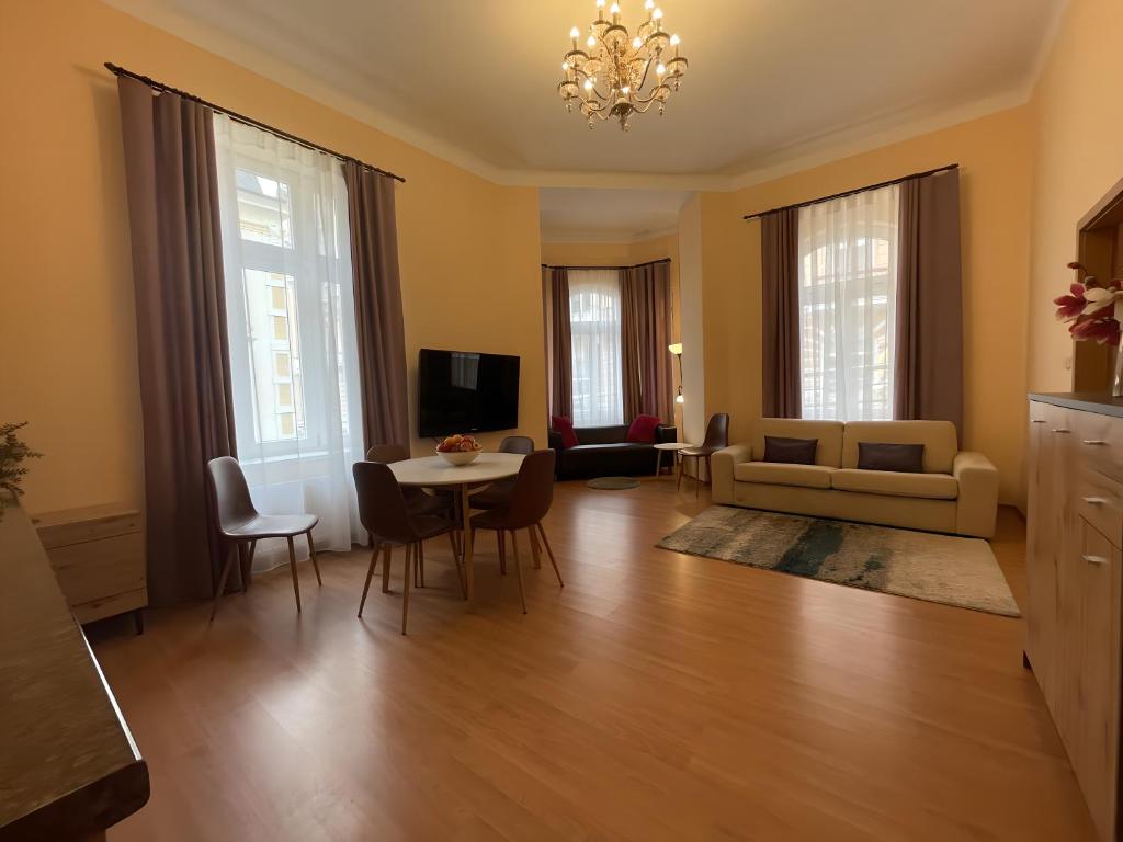 玛丽亚温泉Anzio apartments的客厅配有桌子和沙发