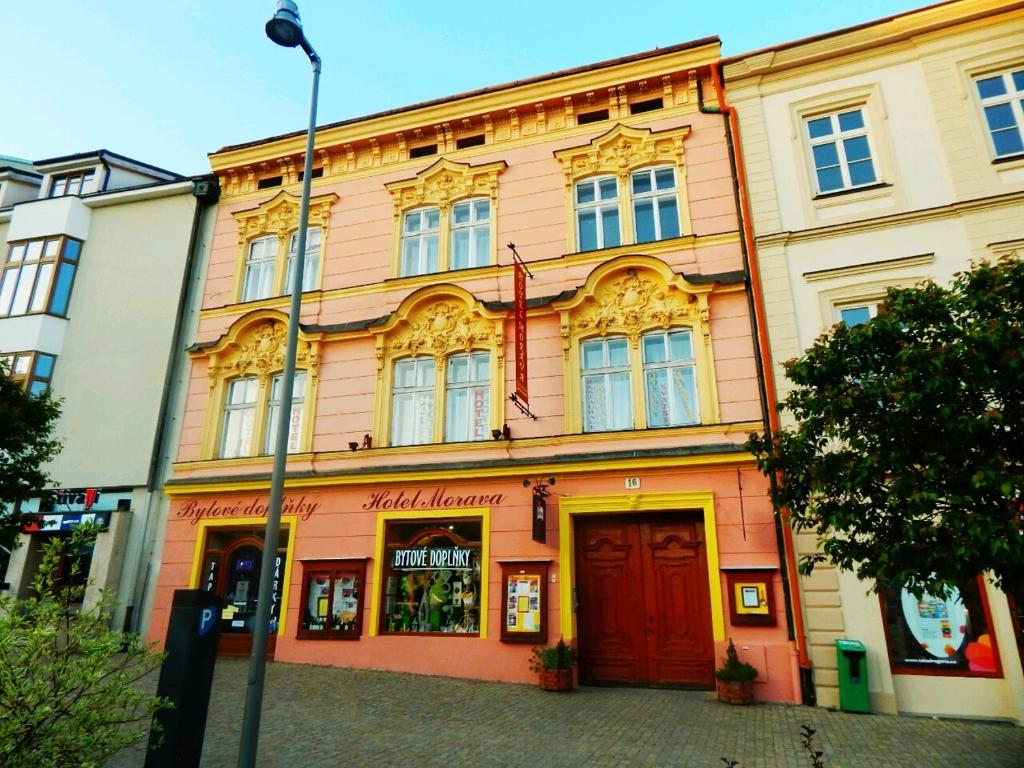 兹诺伊莫摩拉瓦酒店的街上有红色门的建筑