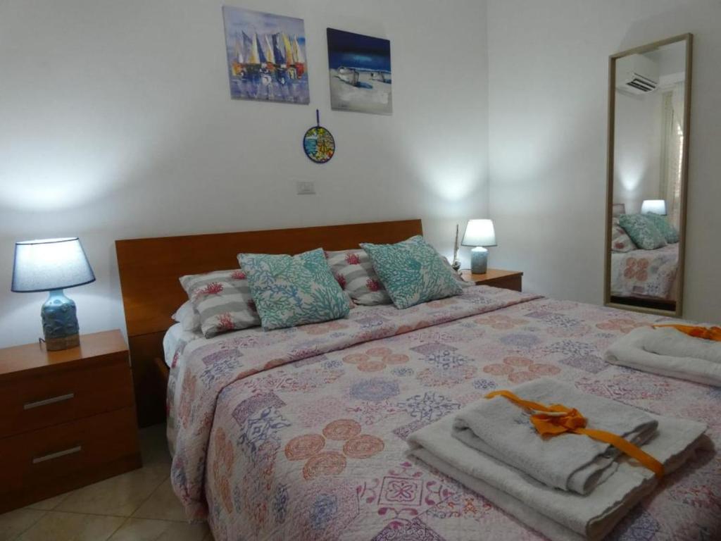 希拉Playa Bonita Relax House的一间卧室配有一张大床和毛巾