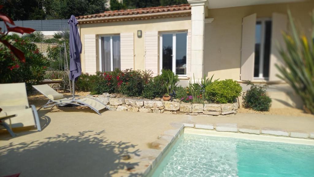尼翁La benvingude的房屋前有游泳池的房子
