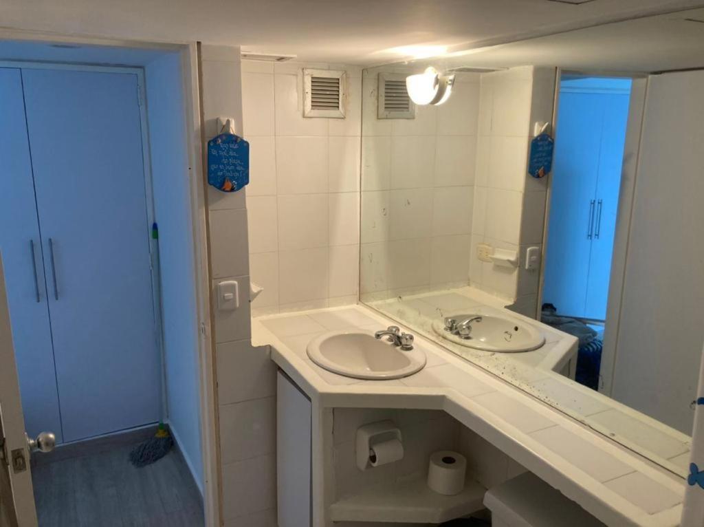Catia La MarAirport BleuSuite Apartment的一间带水槽和镜子的浴室