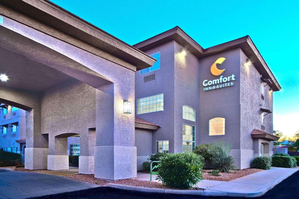 谢拉维斯塔Comfort Inn & Suites Sierra Vista near Ft Huachuca的建筑的侧面有标志