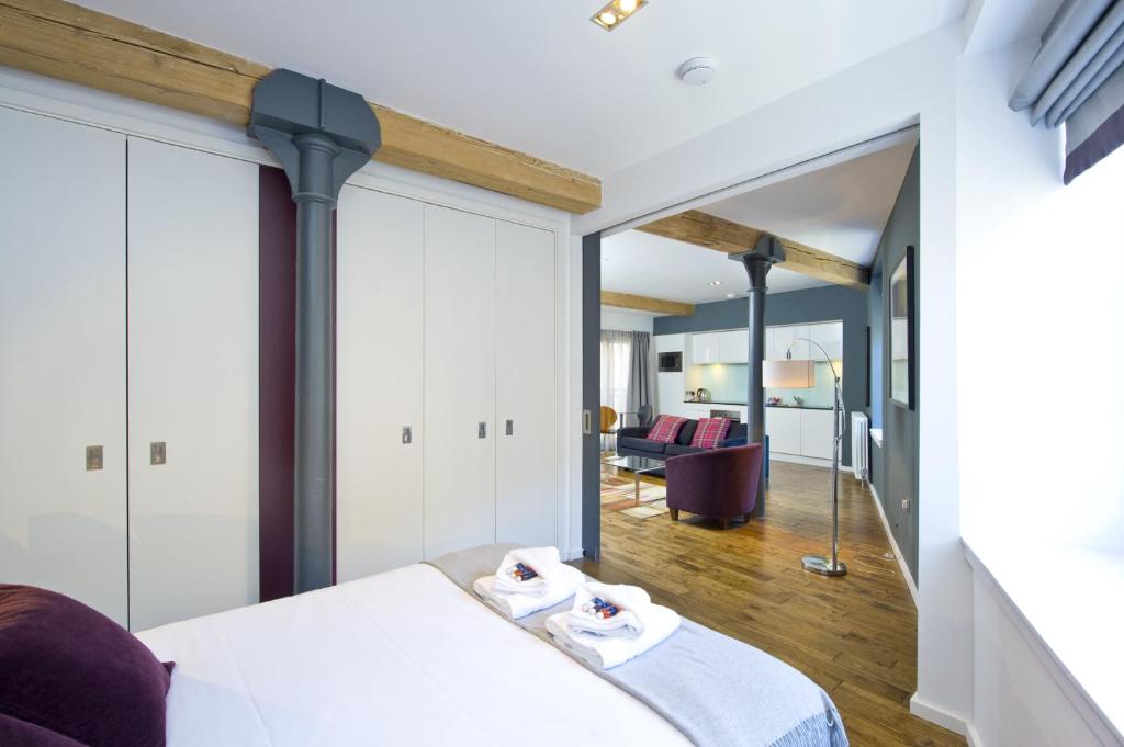 爱丁堡情定苏格兰 - 麦芽酒舍公寓酒店的一间卧室配有一张床和镜子