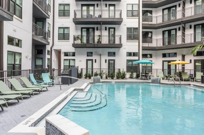 坦帕Luxury Condo in Ybor City Tampa w/Pool access的大楼前的大型游泳池