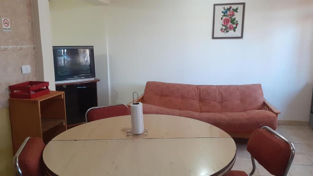 里奥加耶戈斯Departamentos La chacra的客厅配有桌子和沙发