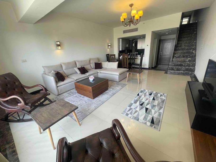 开罗Entire duplex for a lovely vacation in Nyoum New Cairo的客厅配有沙发和桌子