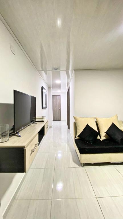 佩雷拉Apartahotel222 Pereira 403的带沙发和平面电视的客厅