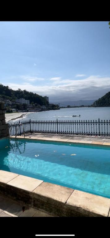 圣维森特岛Hostel Parque Prainha的水边的大型游泳池
