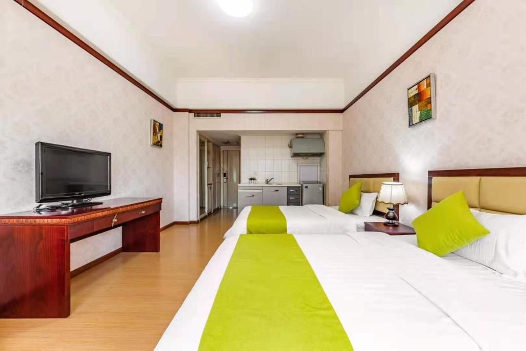 昆明哈啰轻酒店（昆明塘子巷地铁站店）的酒店客房设有两张床和一台平面电视。
