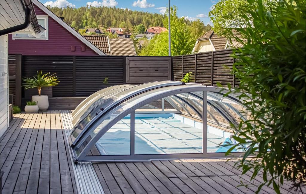 希恩Beautiful Home In Skien With Private Swimming Pool, Can Be Inside Or Outside的后院的一座带玻璃桥的游泳池
