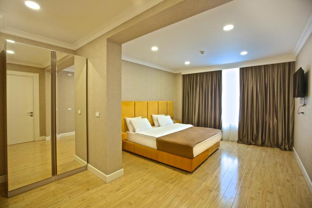 巴库Rusel Park Hotel的一间卧室设有一张床和一个大窗户