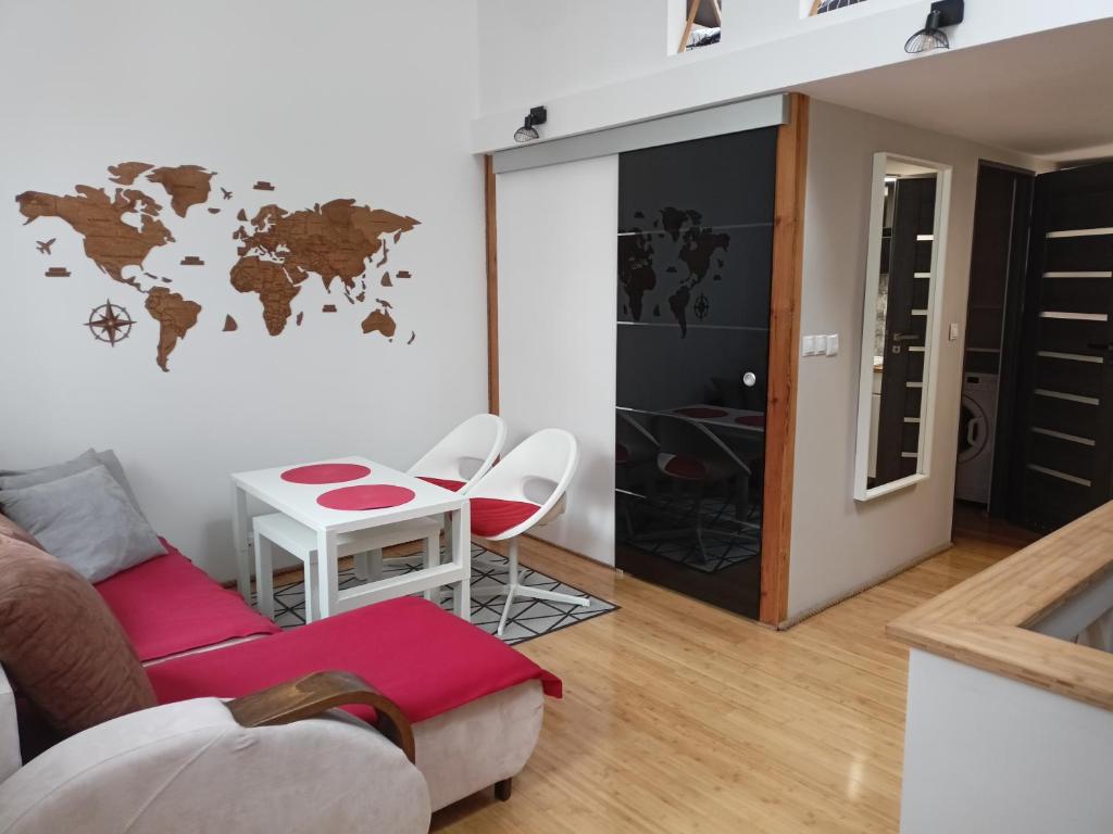 达尔沃沃Apartament z antresolą的客厅配有桌子和墙上的世界地图