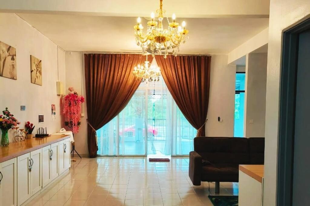 金宝Homestay Kampar Putra的客厅配有吊灯和大窗户