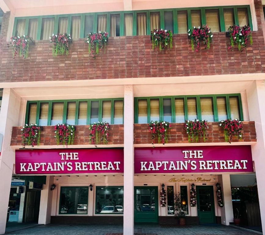 钱德加尔The Kaptain's Retreat的一座建筑物,上面有标志,上面写着克里普顿人退却的字样