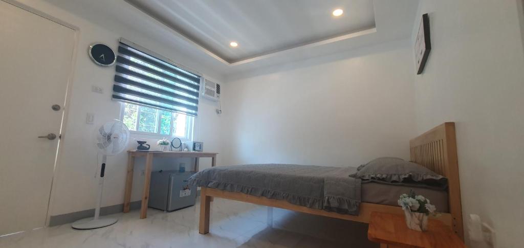 莫阿尔博阿TuloMir #C 뚤로미르 행복한 2인실的一间卧室设有一张床和一个窗口