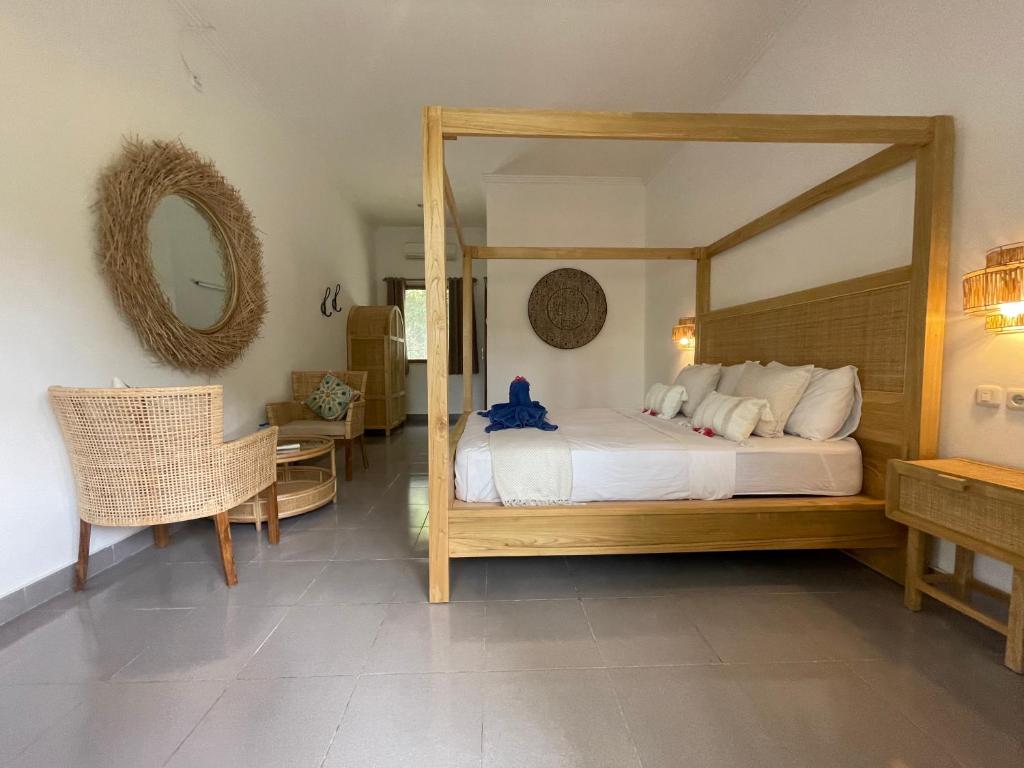 Moyo IslandBlue EmOcean resort的一间卧室配有一张大床和大镜子
