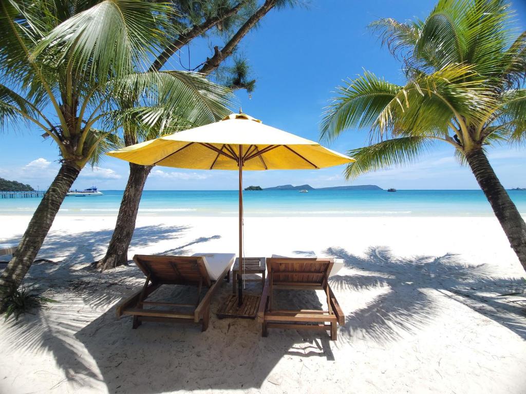 瓜隆岛隆赛度假酒店的海滩上遮阳伞下的桌椅