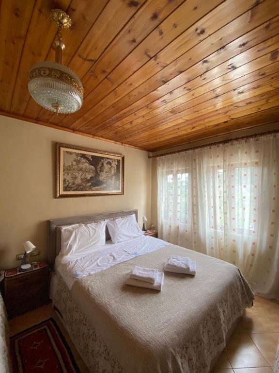 吉诺卡斯特Marko's House的一间卧室设有一张带木制天花板的大床