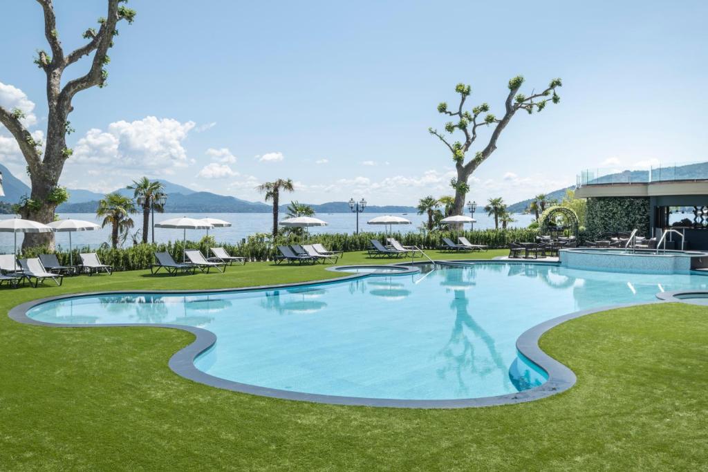 巴韦诺迪诺大酒店的度假村的游泳池享有海景