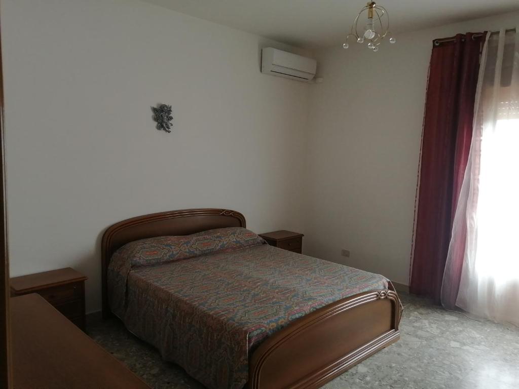 利扎诺casa vacanza Simona的一间小卧室,配有床和窗户