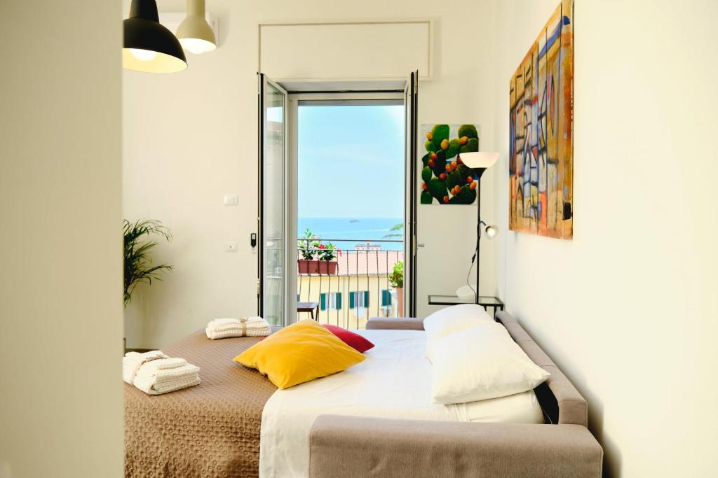萨莱诺Riflessi DaMare Room & Apartment的一间卧室设有一张床,享有海景