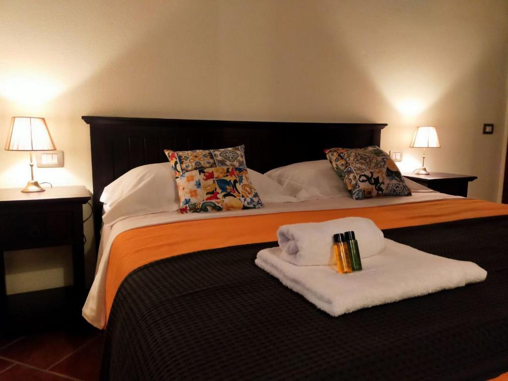 蒙泰卡蒂尼瓦尔迪切奇纳Villa Panorama的一间卧室配有一张床,上面有两条毛巾
