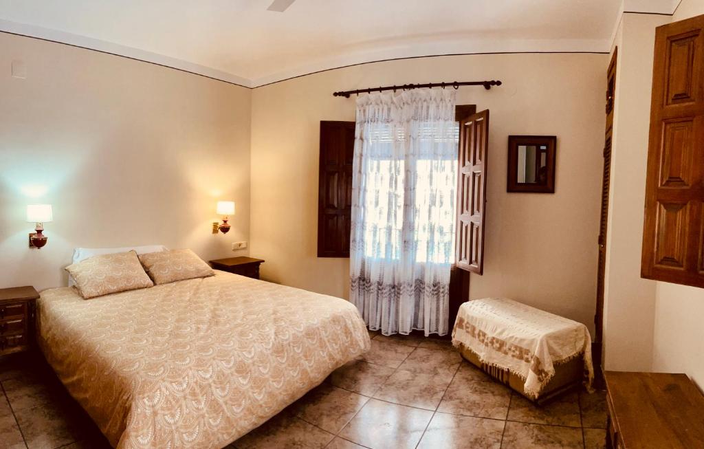 卡加尔Almahen的一间卧室设有一张床和一个大窗户