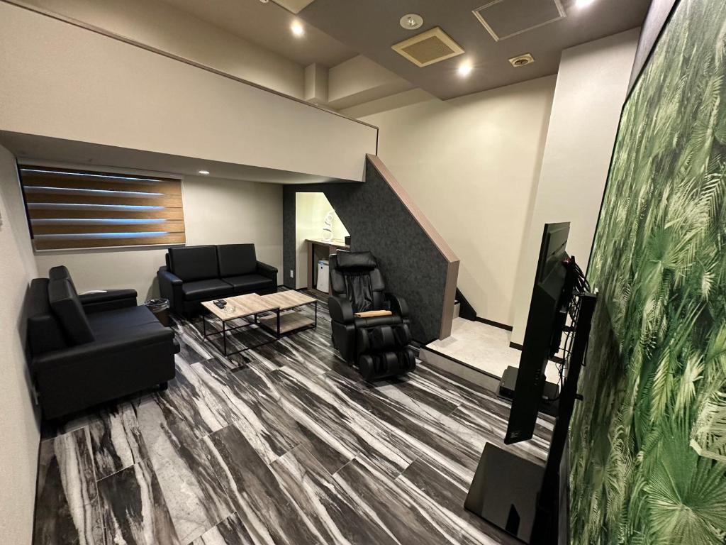 横滨grandir ｸﾞﾗﾝﾃﾞｨｰﾙ-Adult Only-的客厅配有沙发和椅子