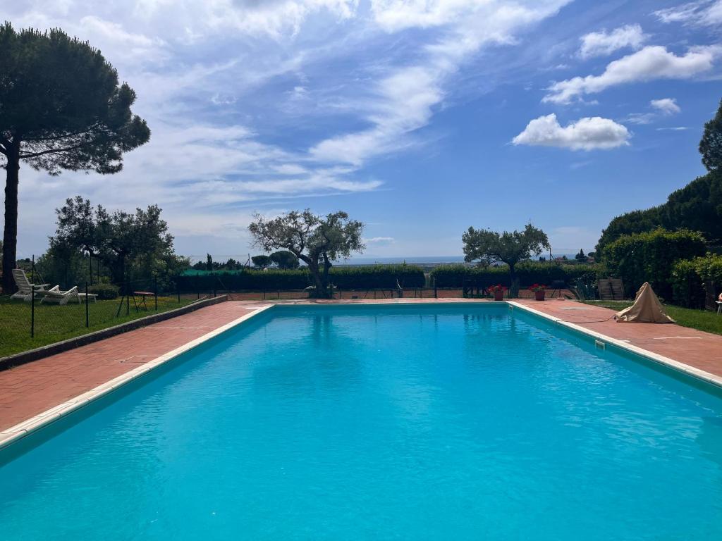 蒙泰斯库达伊奥Residence La Villa的庭院里的一个蓝色海水大型游泳池