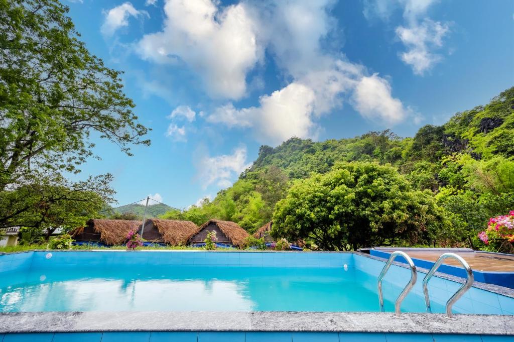吉婆岛Catba Papillon Garden Bungalows & Resort的一座山地游泳池