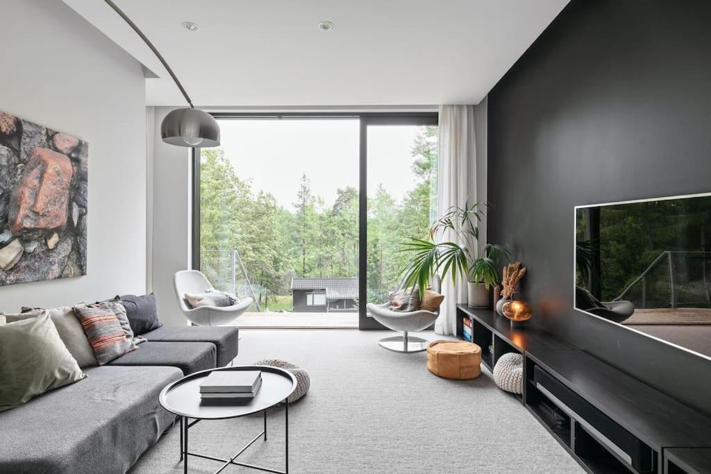斯德哥尔摩Swedish Elegance & Luxury Home的带沙发和电视的客厅