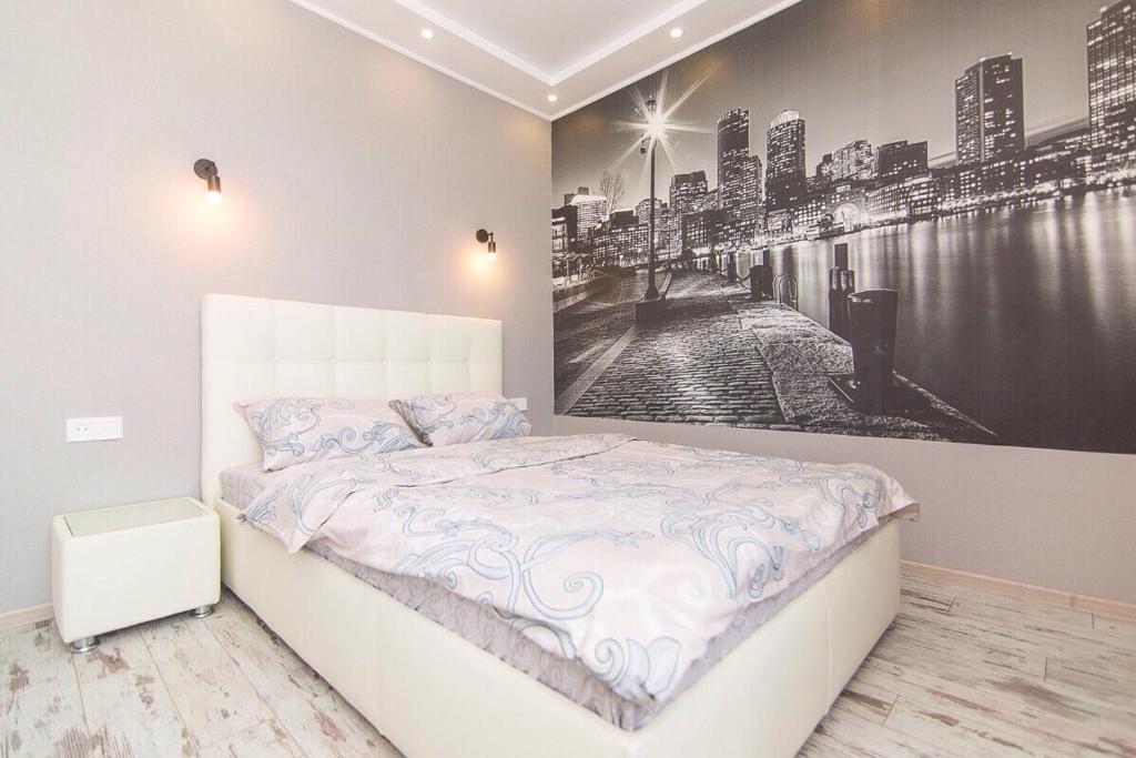 苏梅apartmen的一间卧室配有一张壁画床
