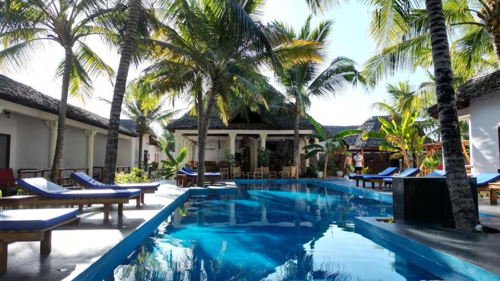 江比阿little pompeji boutique hotel - adults only的棕榈树度假村的游泳池