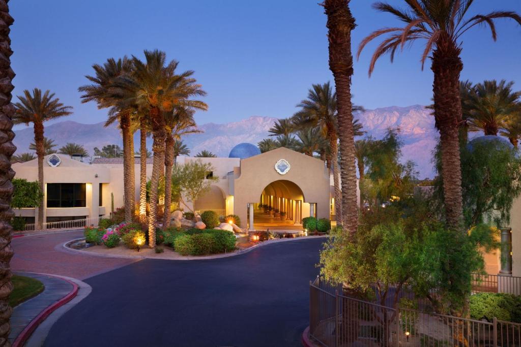兰乔米拉日The Westin Mission Hills Resort Villas, Palm Springs的棕榈树之家和车道