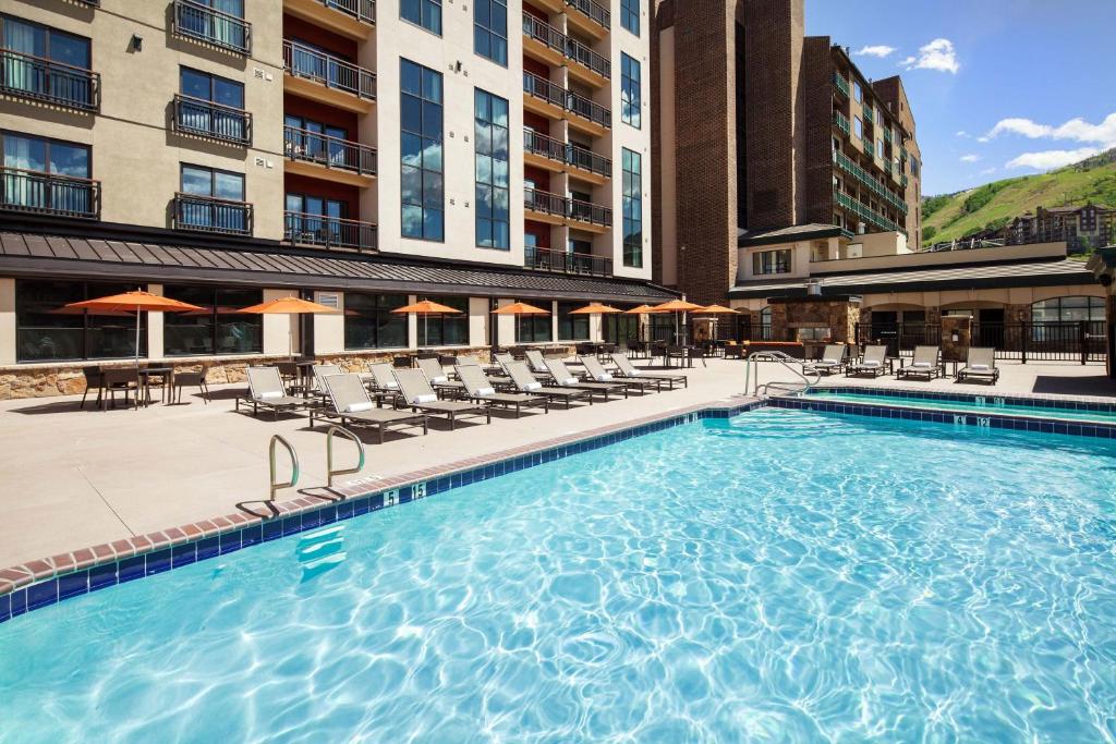 斯廷博特斯普林斯斯廷博特度假别墅喜来登公寓式酒店的一个带椅子的大型游泳池和一间酒店