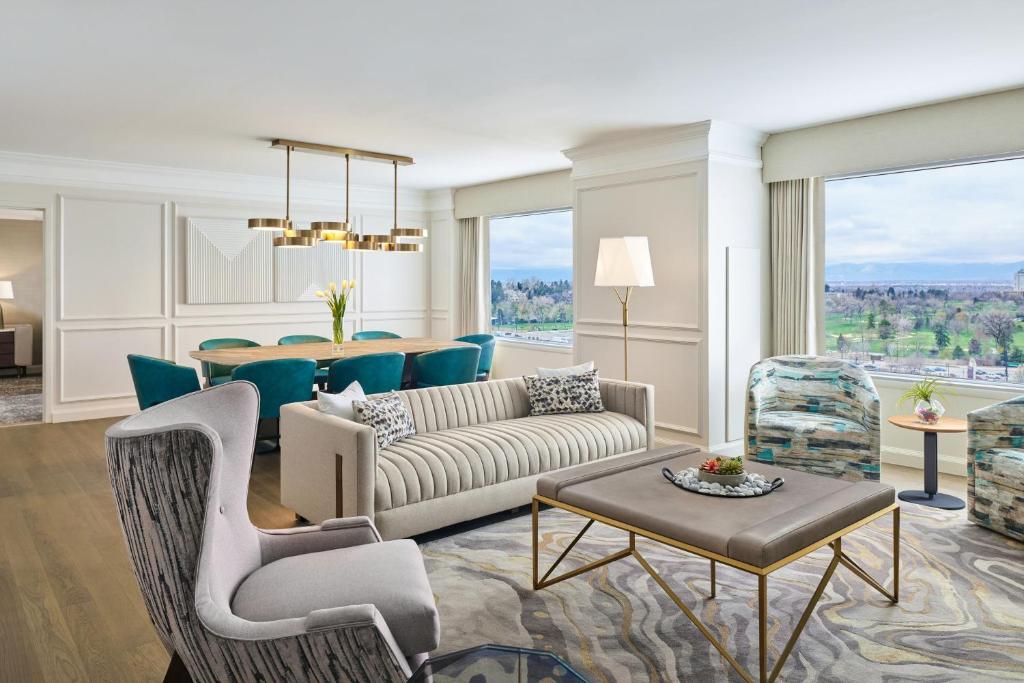 丹佛丹佛樱桃溪JW万豪酒店的客厅配有沙发、椅子和桌子