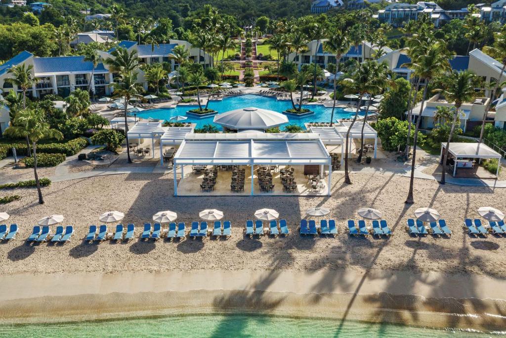 圣约翰The Westin St. John Resort Villas的享有带椅子和遮阳伞的度假村游泳池的空中景致