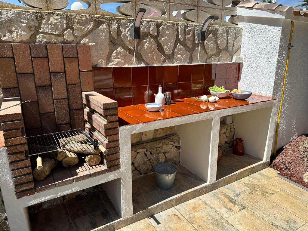德尼亚La Duna de Denia的带有桌子和砖的厨房模型